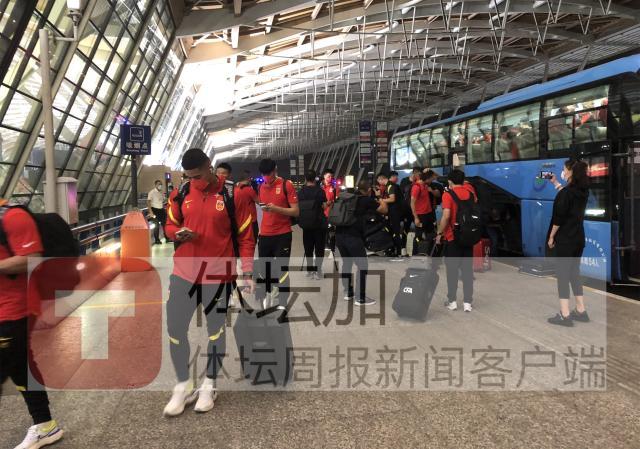 世界杯-【手记】李铁再次让出公务舱 球迷空姐为国足送祝福